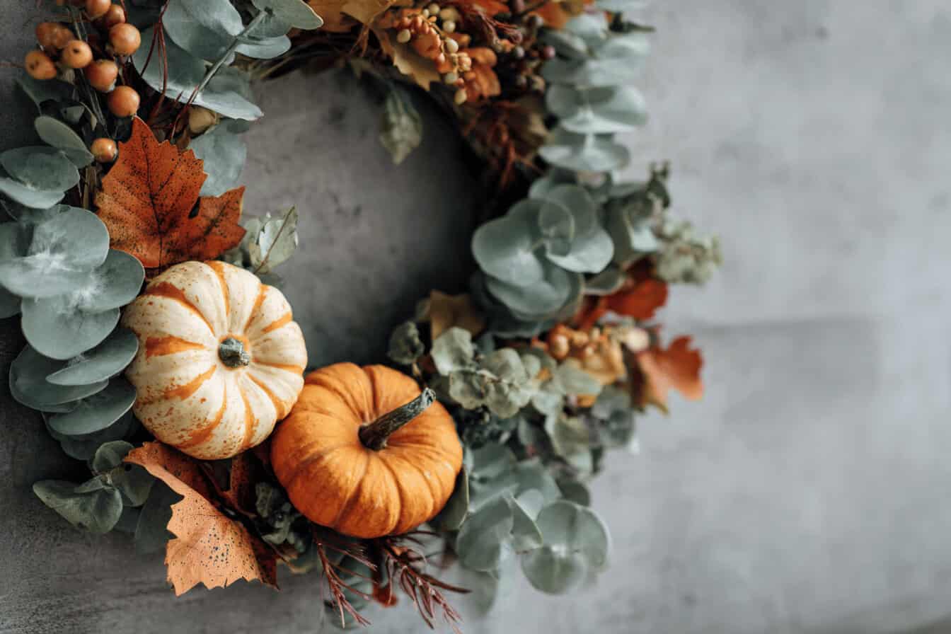 Herbstkranz mit Kürbissen und Blättern