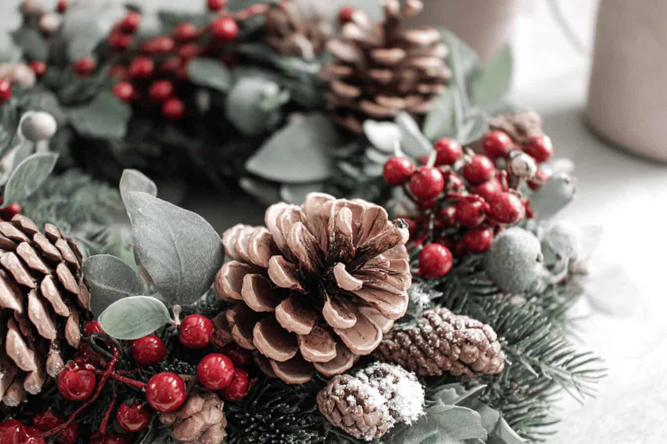 Weihnachtlicher Kranz mit Tannenzapfen und Beeren